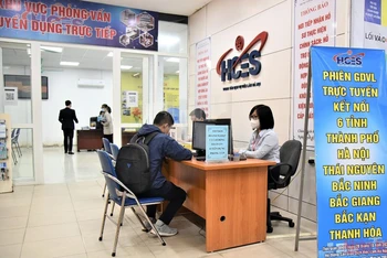 Bàn tiếp nhận hồ sơ tại Phiên giao dịch việc làm trực tuyến sáng 28/10.