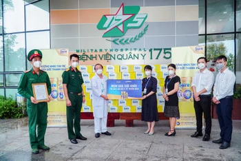 Vinamilk gửi tặng món quà sức khỏe đến các “anh hùng áo trắng” tại Bệnh viện Quân y 175 (TP Hồ Chí Minh). 