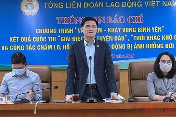 Phó Chủ tịch Tổng Liên đoàn Lao động Việt Nam Ngọ Duy Hiểu thông báo về chương trình “Việt Nam - Khát vọng bình yên”.