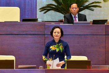 Bộ trưởng Nội vụ Phạm Thị Thanh Trà phát biểu giải trình, làm rõ một số vấn đề đại biểu Quốc hội nêu. (Ảnh: LINH NGUYÊN)