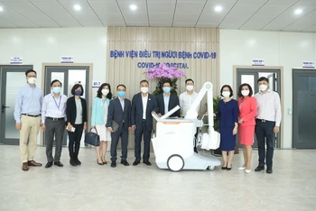 Trao tặng hệ thống X-quang di động kỹ thuật số MOBILETT Elara Max cho Bệnh viện điều trị Người bệnh Covid-19 thuộc quản lý của Bệnh viện Đại học Y Hà Nội.
