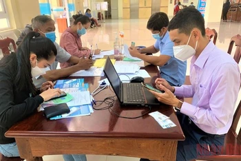 Người lao động đến làm các thủ tục để được hỗ trợ từ bảo hiểm thất nghiệp tại Bảo Hiểm xã hội tỉnh Đắk Lắk.
