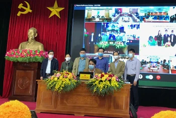 Lễ ký kết tiêu thụ cam giữa hợp tác xã và doanh nghiệp tại Hội nghị xúc tiến thương mại sản phẩm cây có múi và sản phẩm OCOP tỉnh Hưng Yên năm 2021.