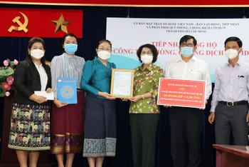 Đại diện Tổng Lãnh sự quán nước Cộng hòa Dân chủ Nhân dân Lào tại TP Hồ Chí Minh trao kinh phí ủng hộ phòng, chống dịch cho nhân dân TP Hồ Chí Minh. 