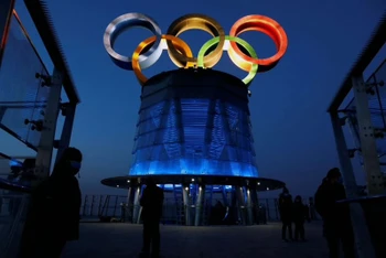 Biểu tượng Olympic thắp sáng trên đỉnh Tháp Olympic, 1 năm trước ngày khai mạc Thế vận hội Olympic mùa đông 2022, ở Bắc Kinh, Trung Quốc ngày 4/2/2021. (Ảnh: Reuters)