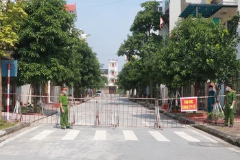 Lực lượng chức năng phong toả khu vực đường Sơn Nam, phường Lộc Hạ, nơi phát hiện ổ dịch Covid-19 đầu tiên tại TP Nam Định.