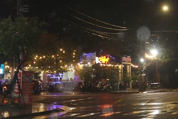 Tối nay, trời mưa, nhưng các quán ăn uống trên đường Lý Thường Kiệt, TP Tam Kỳ vẫn đông khách hơn mấy hôm trước.