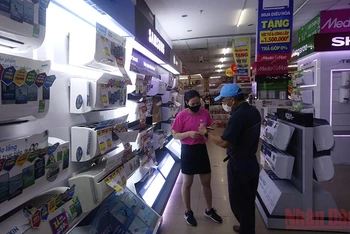 Khách hàng chọn mua sản phẩm tại siêu thị điện máy Media Mart Thanh Xuân (Hà Nội).