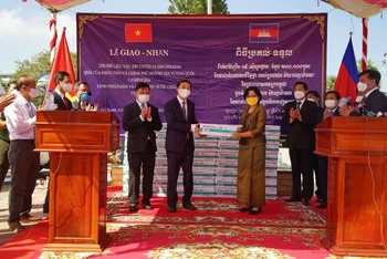 Đại diện Bộ Y tế Việt Nam tiếp nhận vaccine là quà tặng của Chính phủ Campuchia. (Ảnh: Nguyễn Hiệp)