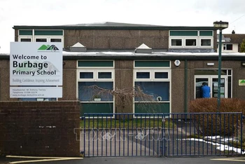 Một trường học ở Derbyshire (Anh) đóng cửa do dịch Covid-19. (Ảnh minh họa: AFP/TTXVN)