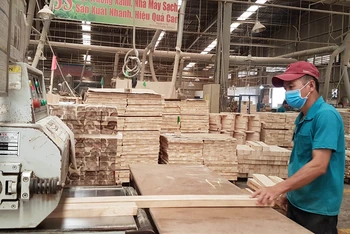 Doanh nghiệp đồ gỗ tái sản xuất sau thời gian dài khó khăn vì dịch bệnh.