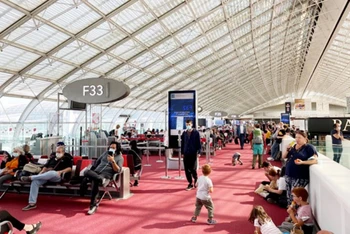 Sân bay Paris-Charles-de-Gaulle nhộn nhịp khách trở lại sau thời gian khủng hoảng do đại dịch Covid-19. 