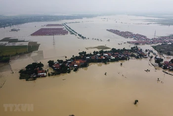 Cảnh ngập lụt sau những trận mưa lớn tại Bekasi, Tây Java, Indonesia, ngày 22/2/2021. (Ảnh: AFP/TTXVN)