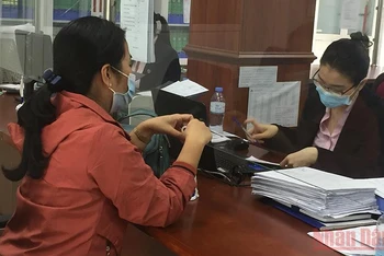 Giao dịch tín dụng Ngân hàng Chính sách xã hội huyện Quỳnh Lưu tạo điều kiện thuận lợi cho đối tượng học sinh, sinh viên có hoàn cảnh khó khăn tiếp cận vốn ưu đãi.