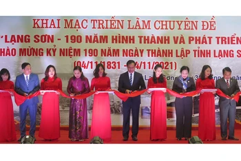 Các đại biểu tham gia cắt băng khai mạc triển lãm.