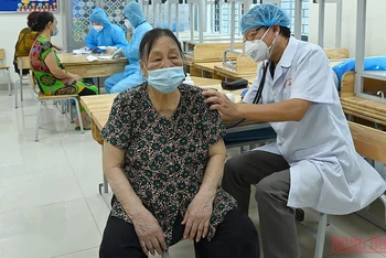 Kiểm tra sức khỏe chuẩn bị tiêm cho người cao tuổi tại Hà Nội. (Ảnh:DUY LINH)