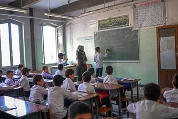 Một lớp học dành cho các nam sinh tại trường Istiklal ở Kabul, Afghanistan ngày 18/9. (Ảnh: TTXVN)