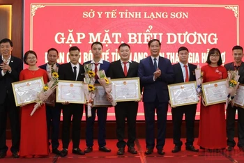 Lễ trao tặng Bằng khen của Chủ tịch UBND tỉnh Lạng Sơn cho các y, bác sĩ tham gia đoàn công tác hỗ trợ TP Hồ Chí Minh chống dịch Covid-19. (Ảnh: HÙNG TRÁNG)