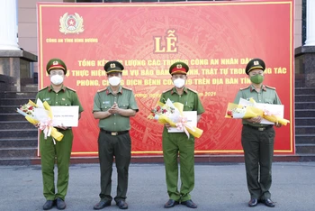 Đại tá Nguyễn Văn Dựt, Phó Giám đốc Công an tỉnh Bình Dương trao bằng khen, giấy khen cho các lực lượng công an chi viện tỉnh Bình Dương.