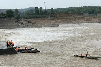 Lực lượng cứu hộ những người gặp sự cố trên thuyền chết máy ở đoạn gần đập tràn Nam Thạch Hãn.