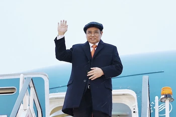Thủ tướng Phạm Minh Chính bắt đầu chuyến tham dự Hội nghị COP26. (Ảnh: DƯƠNG GIANG)