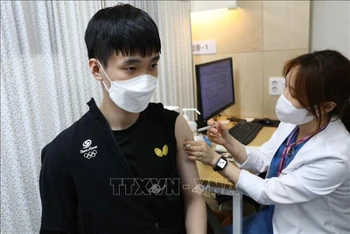 Tiêm vaccine ngừa Covid-19 tại Seoul, Hàn Quốc. (Ảnh: AFP/TTXVN)
