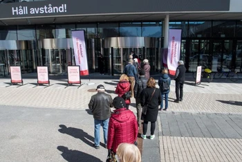 Người dân xếp hàng chờ tiêm ngừa Covid-19 bên ngoài trung tâm triển lãm Stockholmsmassan, Stockholm, Thụy Điển, ngày 8/4/2021. (Ảnh: TT News/Reuters)