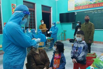 Lực lượng y tế huyện Tuyên Hóa lẫy mẫu xét nghiệm cho người dân xã Sơn Hóa 