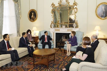 Thủ tướng Chính phủ Phạm Minh Chính gặp Thủ hiến vùng Scotland Nicola Sturgeon. (Ảnh: TTXVN)