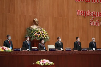 Kỳ họp thứ hai Quốc hội Lào khóa IX khai mạc dưới sự chủ trì của Chủ tịch Quốc hội Lào Saysomphone Phomvihane (thứ ba từ trái phải sang), ngày 1/11. (Ảnh: Xuân Sơn)