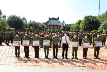 Trao tặng bằng khen cho 7 tập thể, cá nhân các đơn vị Bộ Công an có thành tích xuất sắc trong hỗ trợ Đồng Nai chống dịch.