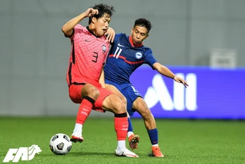 U23 Hàn Quốc (áo đỏ) thi đấu áp đảo U23 Singapore. (Ảnh: FA)