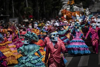 Lễ diễu hành nhân "Ngày của người chết" trên đường phố Mexico.