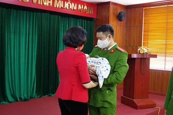 Cục Cảnh sát hình sự bàn giao trẻ sơ sinh trong Chuyên án giải cứu 5 trẻ sơ sinh hồi tháng 3 cho Trung tâm phụ nữ và phát triển thuộc Hội liên hiệp phụ nữ Việt Nam.