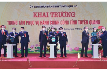 Lãnh đạo tỉnh Tuyên Quang ấn nút khai trương Trung tâm Phục vụ hành chính công.