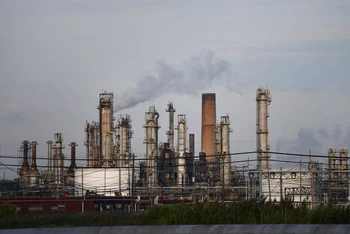 Khói bốc lên từ các ống khói lọc dầu tại nhà máy Giải pháp Năng lượng Philadelphia ở Philadelphia, Pennsylvania, Mỹ ngày 21/8/2019. (Ảnh: Reuters)