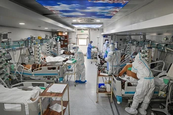 Điều trị cho bệnh nhân nhiễm Covid-19 tại bệnh viện ở Bucharest, Romania. (Ảnh: AFP/TTXVN)