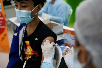 Một học sinh ở thủ đô Bangkok tiêm vaccine ngừa Covid-19 để chuẩn bị quay trở lại trường học. (Ảnh: Reuters)