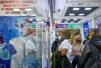 Người dân xếp hàng chờ tiêm vaccine ngừa Covid-19 tại một trung tâm mua sắm ở Oryol, Nga, ngày 25/10/2021. (Ảnh: Reuters)