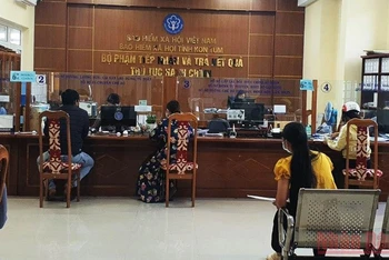 Người lao động đến Bảo hiểm xã hội tỉnh Kon Tum tìm hiểu về Nghị quyết 116 và Quyết định 28 về hỗ trợ người lao động bị ảnh hưởng bởi Covid-19.
