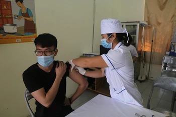 Tiêm vaccine phòng Covid-19 cho người dân tại Trạm Y tế phường Phùng Chí Kiên, TP Bắc Kạn. 