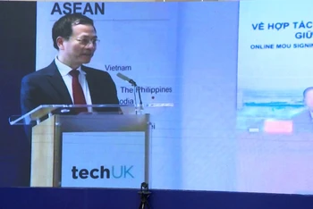 Bộ trưởng Thông tin và Truyền thông Nguyễn Mạnh Hùng phát biểu tại điểm cầu Vương quốc Anh.