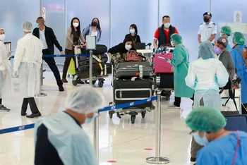 Nhóm khách du lịch nước ngoài đầu tiên đến sân bay Suvarnabhumi, Bangkok, hôm 1/11, ngày đầu tiên của chiến dịch mở cửa trở lại của đất nước, một phần trong kế hoạch của chính phủ Thái Lan nhằm hồi sinh ngành du lịch đang lao đao vì đại dịch. (Ảnh: REUTERS)