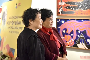 Lễ trao giải văn học - nghệ thuật Nguyễn Đình Thi 2021 trong không gian triển lãm "Mát trong". (Ảnh: Minh Duy)