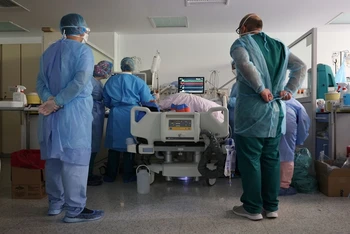 Phòng điều trị tích cực cho bệnh nhân Covid-19 tại thủ đô Athens, Hy Lạp. (Ảnh: Reuters)