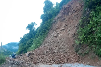Mưa lớn gây sạt lở ta-luy dương tại km 255+ 850, quốc lộ 4H, địa phận huyện Mường Tè.