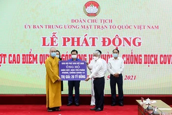 Chủ tịch Ủy ban Trung ương Mặt trận Tổ quốc Việt Nam Đỗ Văn Chiến tiếp nhận ủng hộ phòng, chống dịch Covid 19 từ Giáo hội Phật giáo Việt Nam.