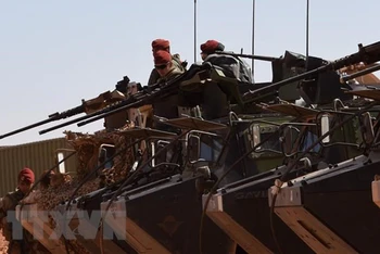 Binh sĩ Pháp tham gia chiến dịch truy quét phiến quân ở Madama, khu vực giáp giới với Libya. (Ảnh: AFP/TTXVN)