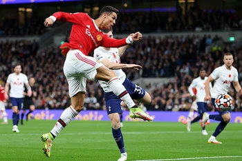 Ronaldo ghi bàn trong chiến thắng 3-0 trước Tottenham. (Ảnh: Getty Images)