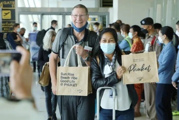 Những du khách nước ngoài đầu tiên tới Phuket ngày 1/11. (Ảnh: TAT Phuket)